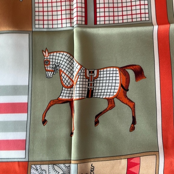 R-2217- Women's Scarf Orange Cream Colors NWT - Picture 6 of 7